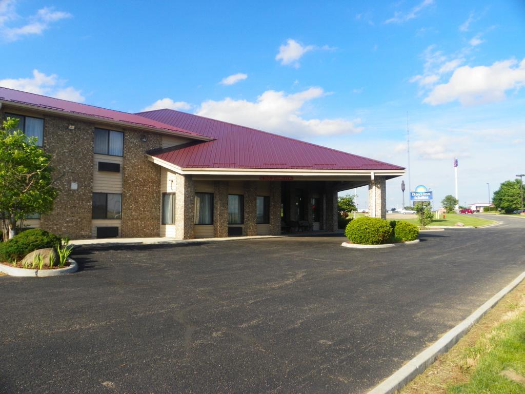 Royalton Inn & Suites Upper Sandusky Exterior photo