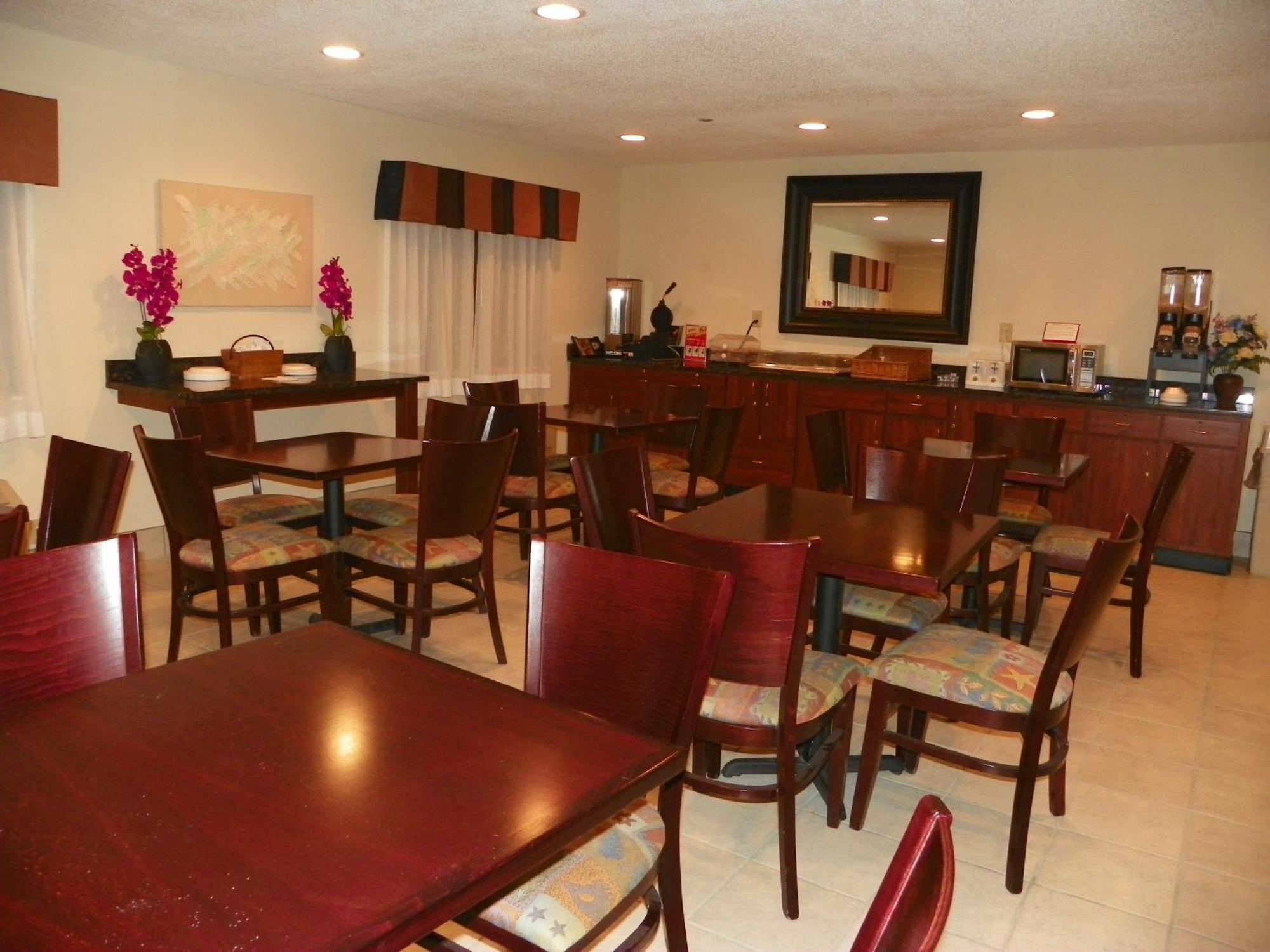 Royalton Inn & Suites Upper Sandusky Exterior photo