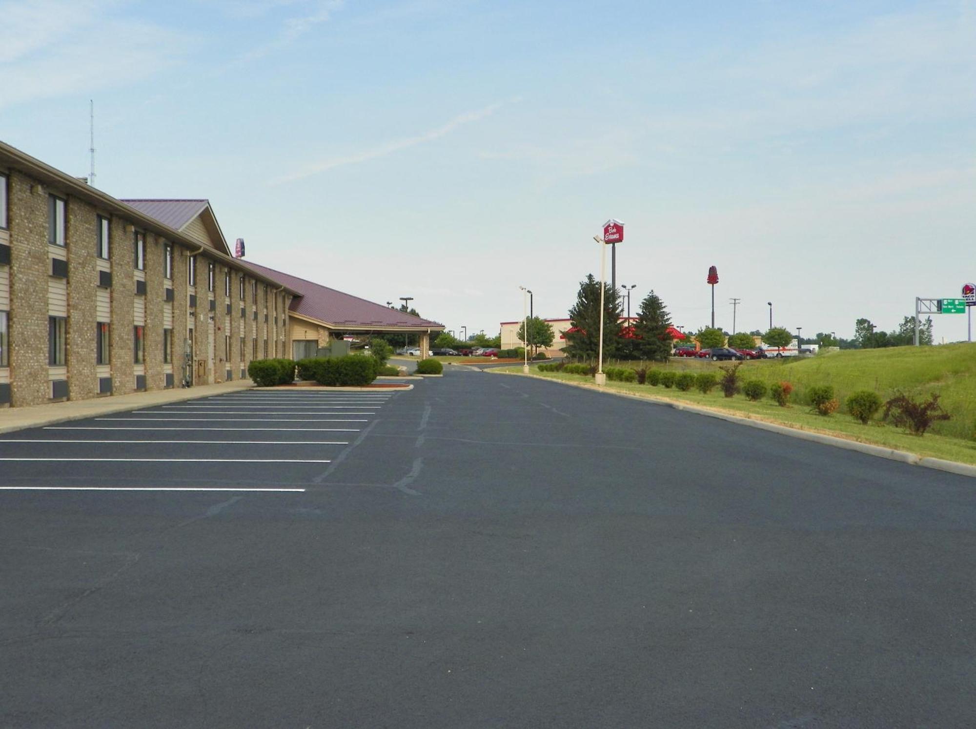 Royalton Inn & Suites Upper Sandusky Exterior photo