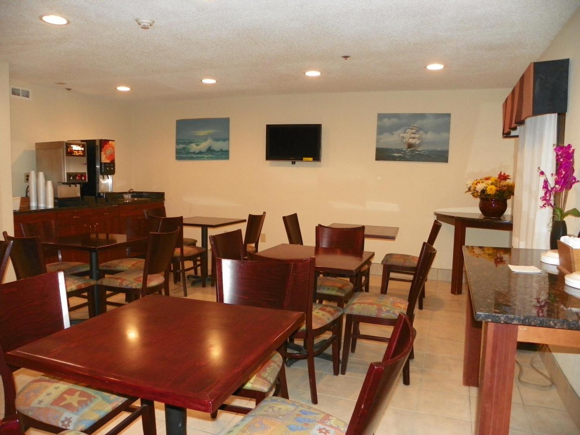 Royalton Inn & Suites Upper Sandusky Exterior photo