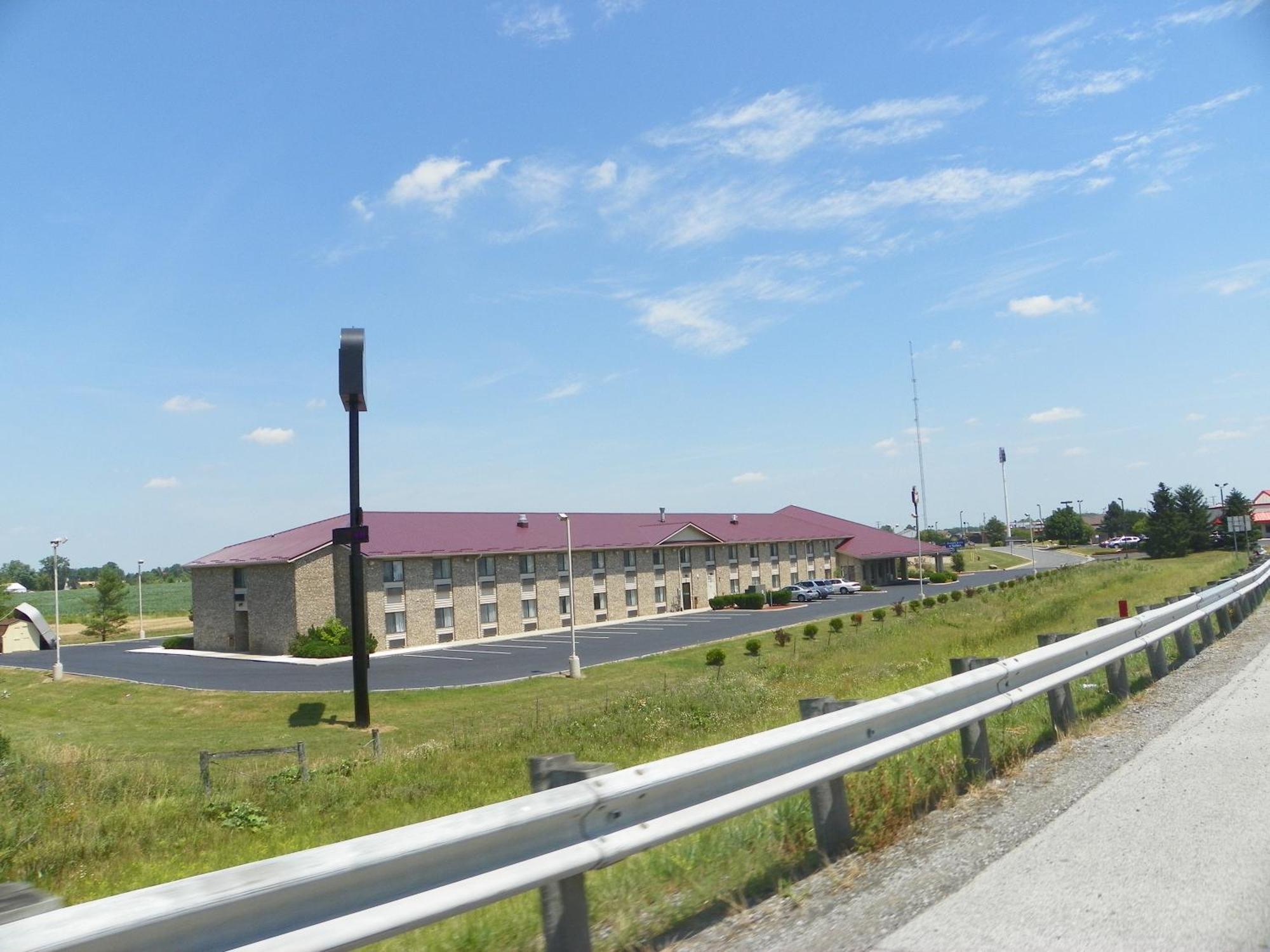 Royalton Inn & Suites Upper Sandusky Exterior photo